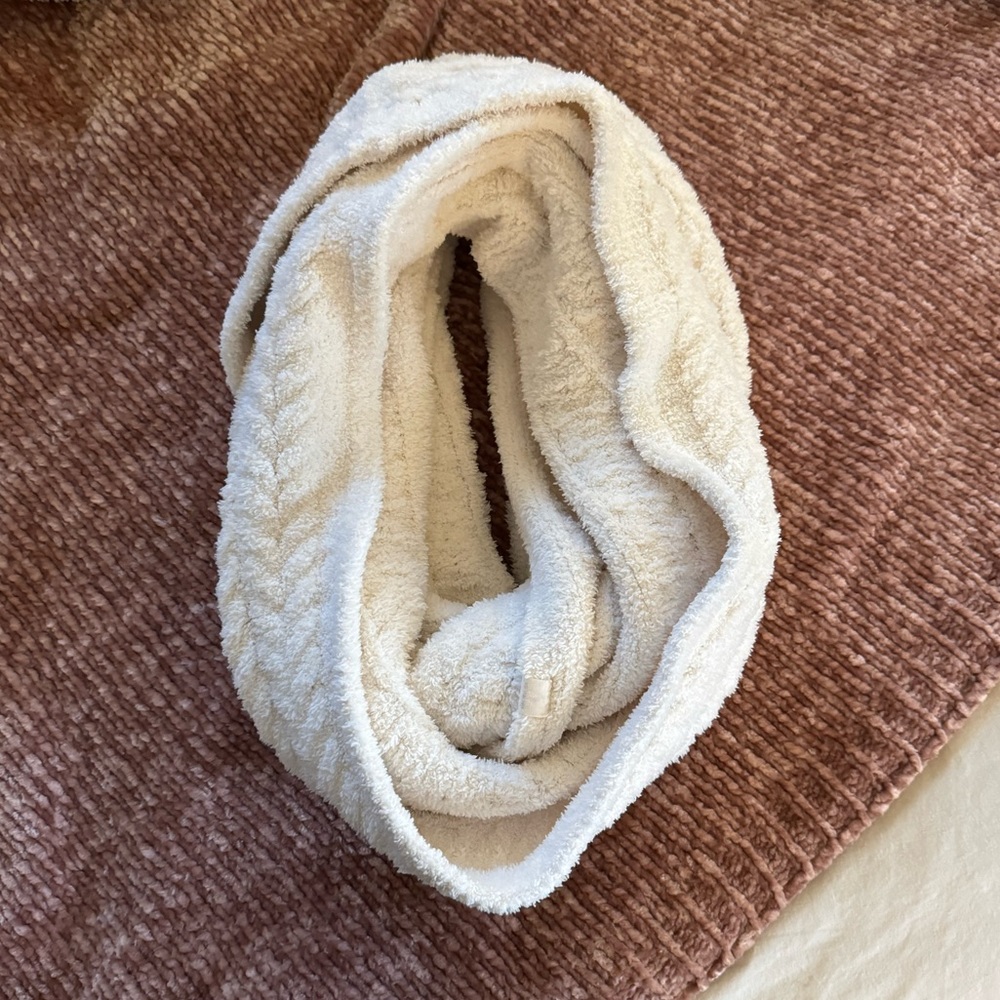 BNWOT Barefoot Dreams Infinity Scarf